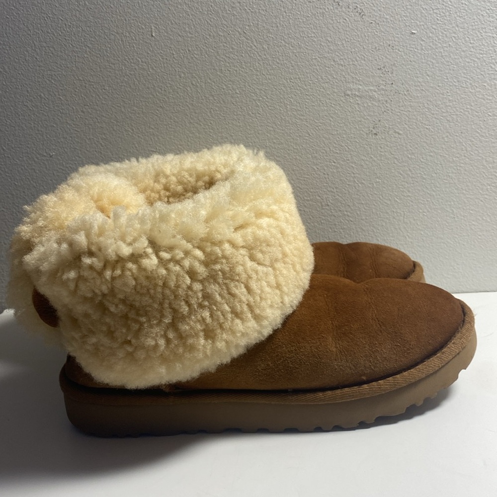UGG Bailey bow II boot in the color chestnut with diagonal stripes size 7/8